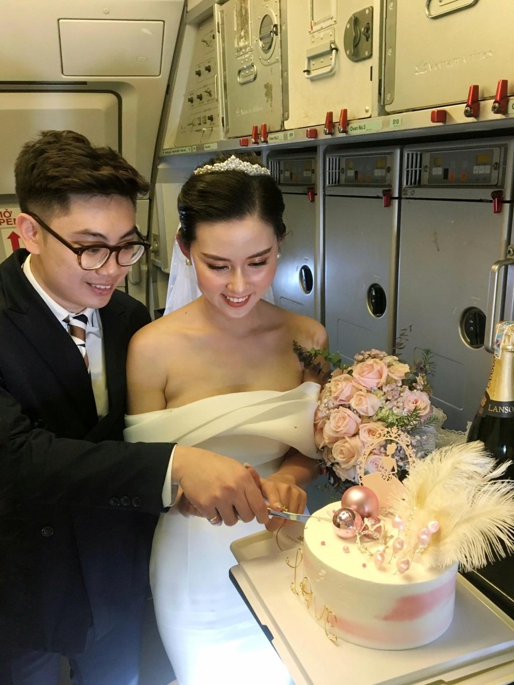 Cô dâu và chú rể cắt chiếc bánh đặc biệt ở độ cao trên 10.000m Cô dâu và chú rể cắt chiếc bánh đặc biệt ở độ cao trên 10.000m