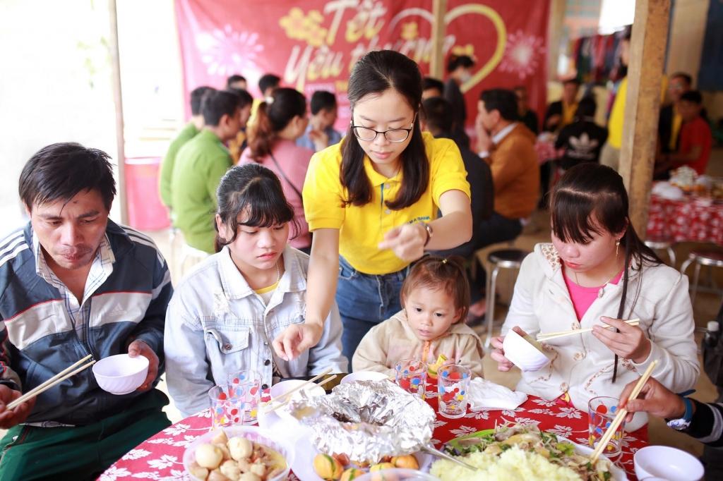 Tết này có thể sẽ là một cái Tết lặng lẽ của những người dân vùng lũ nhưng Nam A Bank tin rằng, từng hộ dân sẽ cảm thấy ấm áp hơn khi sum vầy cùng gia đình bên mâm cơm nghĩa tình