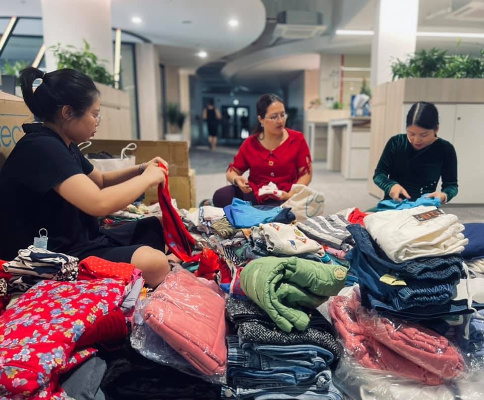 Đông đảo nhân viên, tư vấn viên Generali đã góp quà đấu giá thiện nguyện, quyên góp tiền mặt, ủng hộ quần áo ấm, tham gia tình nguyện tại địa phương… Đông đảo nhân viên, tư vấn viên Generali đã góp quà đấu giá thiện nguyện, quyên góp tiền mặt, ủng hộ quần áo ấm, tham gia tình nguyện tại địa phương…