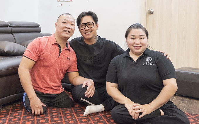 Tuấn Hưng bên vợ chồng Hồng Thức - Hồng Kiên trong buổi trao nhà.
