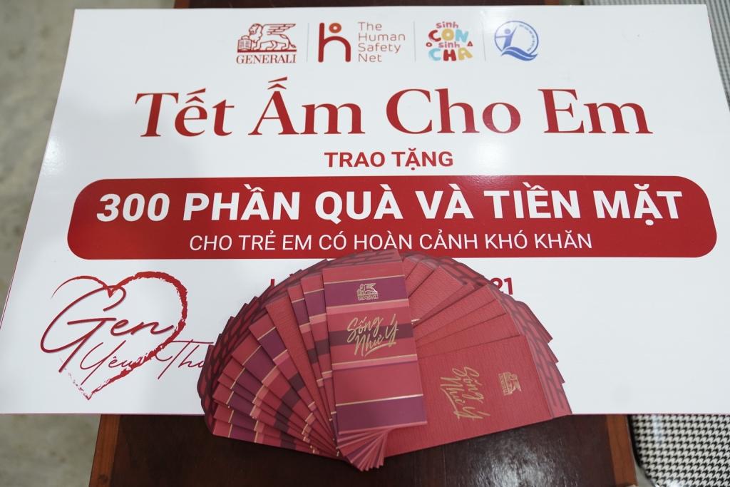 Các phần quà bao gồm tiền mặt, áo ấm, nhu yếu phẩm, tài liệu về làm cha mẹ “Sinh Con, Sinh Cha”, hướng đến mang lại một cái Tết ấm áp và hạnh phúc cho các gia đình Các phần quà bao gồm tiền mặt, áo ấm, nhu yếu phẩm, tài liệu về làm cha mẹ “Sinh Con, Sinh Cha”, hướng đến mang lại một cái Tết ấm áp và hạnh phúc cho các gia đình