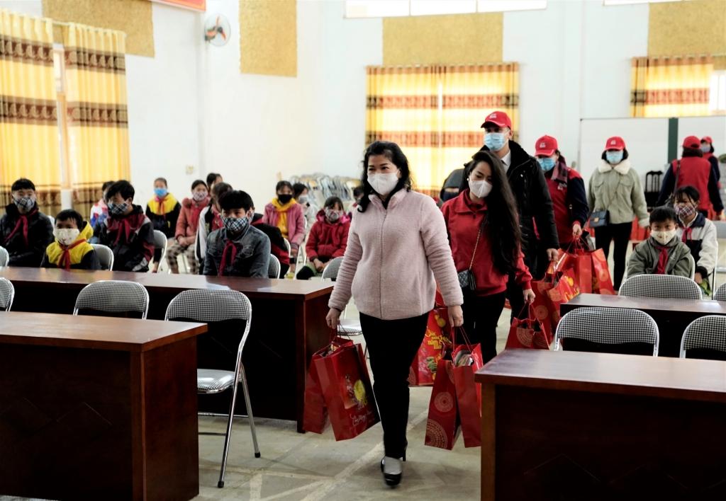 ác tình nguyện viên từ Generali và Quỹ BTTEVN trực tiếp tham gia vào các hoạt động trao phát quà cho các trẻ em và gia đình địa phương ác tình nguyện viên từ Generali và Quỹ BTTEVN trực tiếp tham gia vào các hoạt động trao phát quà cho các trẻ em và gia đình địa phương