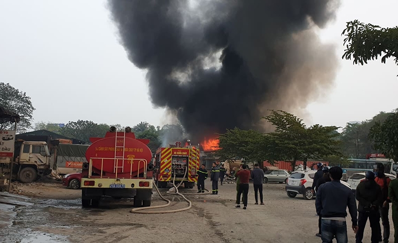 Cháy kho chứa cáp điện, dầu phế thải ở gần chợ Xanh Linh Đàm khiến nhiều người hoảng sợ Cháy kho chứa cáp điện, dầu phế thải ở gần chợ Xanh Linh Đàm khiến nhiều người hoảng sợ