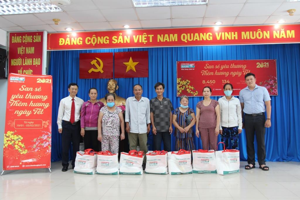 Kienlongbank trao tặng 8.450 phần quà Tết cho bà con khó khăn tại 134 địa phương