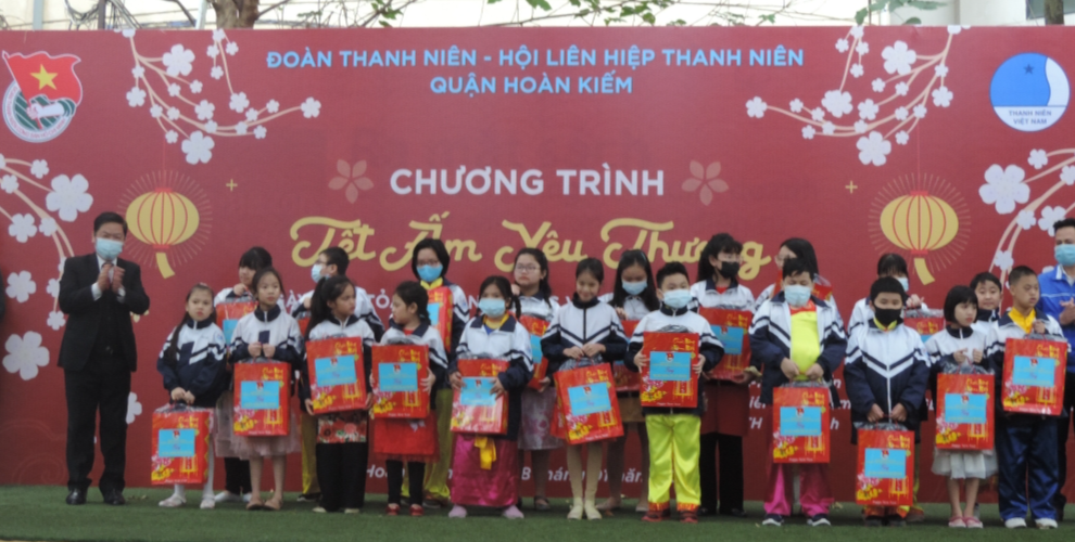 Các phần quà được trao tới các em thiếu nhi Các phần quà được trao tới các em thiếu nhi