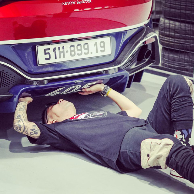 1 thập kỷ thay đổi cách sống ảo của Minh Nhựa: Từ thanh niên đến soái car, từ xuề xoà đến fashionista chính hiệu - Ảnh 28. 1 thập kỷ thay đổi cách sống ảo của Minh Nhựa: Từ thanh niên đến soái car, từ xuề xoà đến fashionista chính hiệu - Ảnh 28.