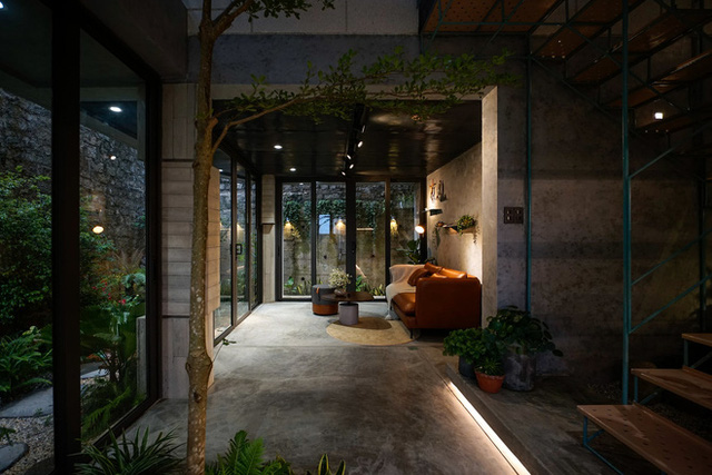 Nhà ở Đà Lạt được ví như “cuộc chơi của những sự đối lập”, tận dụng cửa kính lấy view rừng đẹp quên sầu - Ảnh 6. Nhà ở Đà Lạt được ví như “cuộc chơi của những sự đối lập”, tận dụng cửa kính lấy view rừng đẹp quên sầu - Ảnh 6.