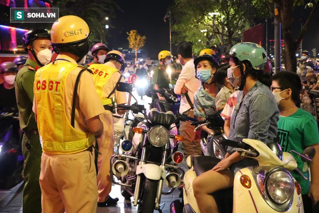 Sài Gòn tắc nghẽn chưa từng thấy trong đêm Halloween, CSGT xử phạt không xuể - Ảnh 9. Sài Gòn tắc nghẽn chưa từng thấy trong đêm Halloween, CSGT xử phạt không xuể - Ảnh 9.