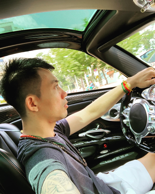 1 thập kỷ thay đổi cách sống ảo của Minh Nhựa: Từ thanh niên đến soái car, từ xuề xoà đến fashionista chính hiệu - Ảnh 10. 1 thập kỷ thay đổi cách sống ảo của Minh Nhựa: Từ thanh niên đến soái car, từ xuề xoà đến fashionista chính hiệu - Ảnh 10.