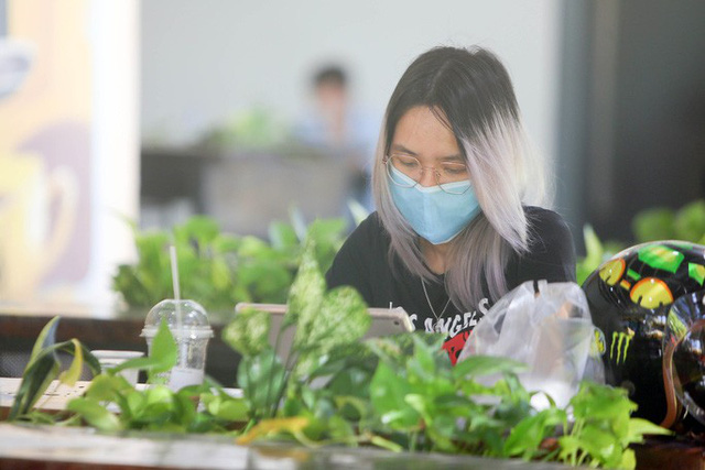 Cận cảnh tưng bừng hàng quán ở TP HCM ngày đầu phục vụ khách tại chỗ - Ảnh 8. Cận cảnh tưng bừng hàng quán ở TP HCM ngày đầu phục vụ khách tại chỗ - Ảnh 8.