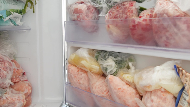 90% chị em có thói quen tai hại này khi bảo quản thực phẩm trong tủ lạnh: Chuyên gia nói rất hại sức khỏe, có khả năng gây ung thư - Ảnh 4. 90% chị em có thói quen tai hại này khi bảo quản thực phẩm trong tủ lạnh: Chuyên gia nói rất hại sức khỏe, có khả năng gây ung thư - Ảnh 4.