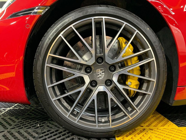 Soi Porsche 911 Carrera S Cabriolet độc nhất của đại gia Việt: Tiền đồ chơi ngang Mercedes E 300, vô-lăng ngang giá Honda SH - Ảnh 4. Soi Porsche 911 Carrera S Cabriolet độc nhất của đại gia Việt: Tiền đồ chơi ngang Mercedes E 300, vô-lăng ngang giá Honda SH - Ảnh 4.