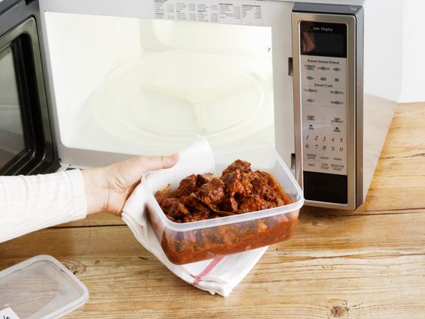 Mang cơm tới văn phòng để ăn trưa, ai cũng dễ mắc phải sai lầm nghiêm trọng này khiến bữa ăn nhiễm chất độc ngấm dần vào cơ thể - Ảnh 1. Mang cơm tới văn phòng để ăn trưa, ai cũng dễ mắc phải sai lầm nghiêm trọng này khiến bữa ăn nhiễm chất độc ngấm dần vào cơ thể - Ảnh 1.