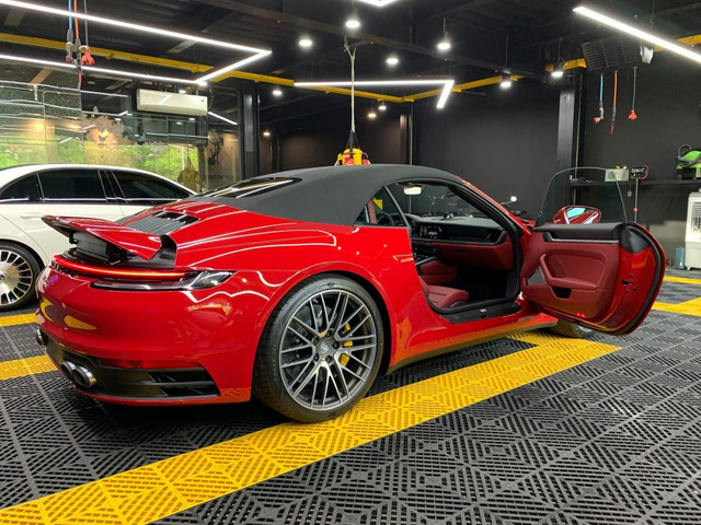 Soi Porsche 911 Carrera S Cabriolet độc nhất của đại gia Việt: Tiền đồ chơi ngang Mercedes E 300, vô-lăng ngang giá Honda SH - Ảnh 10. Soi Porsche 911 Carrera S Cabriolet độc nhất của đại gia Việt: Tiền đồ chơi ngang Mercedes E 300, vô-lăng ngang giá Honda SH - Ảnh 10.