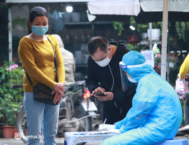 Hà Nội: Lấy mẫu xét nghiệm cho tiểu thương và người dân chợ Khương Đình sau ca dương tính SARS-CoV-2 - Ảnh 4. Hà Nội: Lấy mẫu xét nghiệm cho tiểu thương và người dân chợ Khương Đình sau ca dương tính SARS-CoV-2 - Ảnh 4.