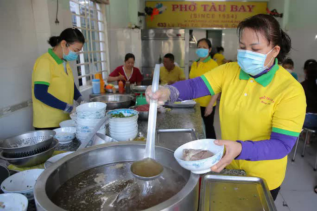 Cận cảnh tưng bừng hàng quán ở TP HCM ngày đầu phục vụ khách tại chỗ - Ảnh 2. Cận cảnh tưng bừng hàng quán ở TP HCM ngày đầu phục vụ khách tại chỗ - Ảnh 2.
