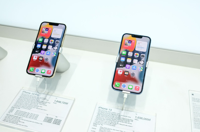 Vừa lên kệ, 2 mẫu iPhone 13 bất ngờ giảm giá mạnh tại Việt Nam - Ảnh 1. Vừa lên kệ, 2 mẫu iPhone 13 bất ngờ giảm giá mạnh tại Việt Nam - Ảnh 1.