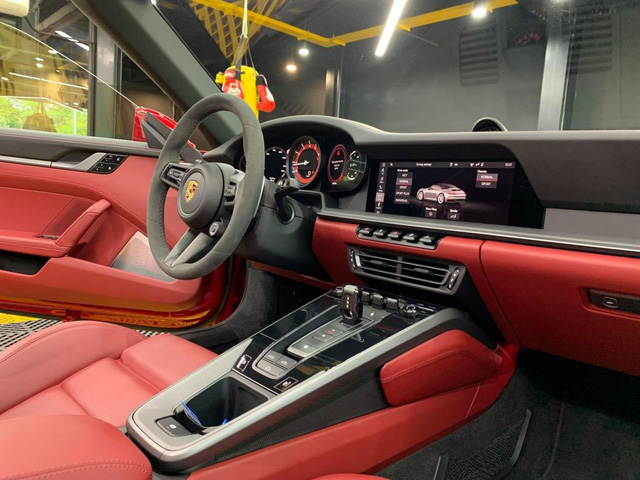 Soi Porsche 911 Carrera S Cabriolet độc nhất của đại gia Việt: Tiền đồ chơi ngang Mercedes E 300, vô-lăng ngang giá Honda SH - Ảnh 6. Soi Porsche 911 Carrera S Cabriolet độc nhất của đại gia Việt: Tiền đồ chơi ngang Mercedes E 300, vô-lăng ngang giá Honda SH - Ảnh 6.