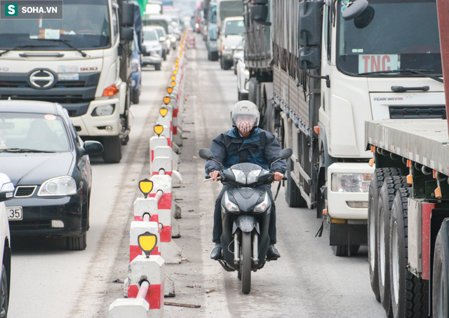 Hà Nội: 4 xe ô tô tông liên hoàn, cầu Thanh Trì ùn tắc 15km - Ảnh 7. Hà Nội: 4 xe ô tô tông liên hoàn, cầu Thanh Trì ùn tắc 15km - Ảnh 7.