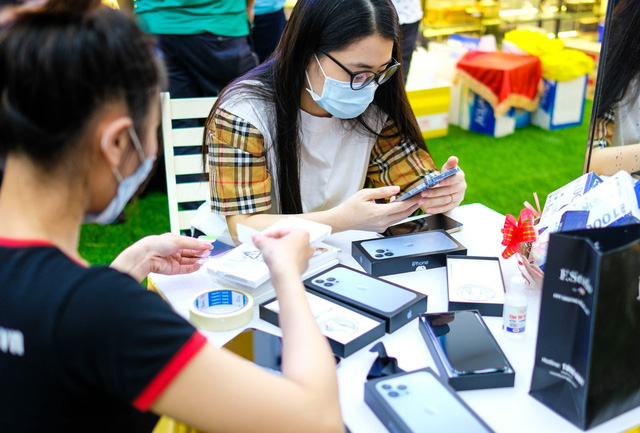 Vừa lên kệ, 2 mẫu iPhone 13 bất ngờ giảm giá mạnh tại Việt Nam - Ảnh 2. Vừa lên kệ, 2 mẫu iPhone 13 bất ngờ giảm giá mạnh tại Việt Nam - Ảnh 2.