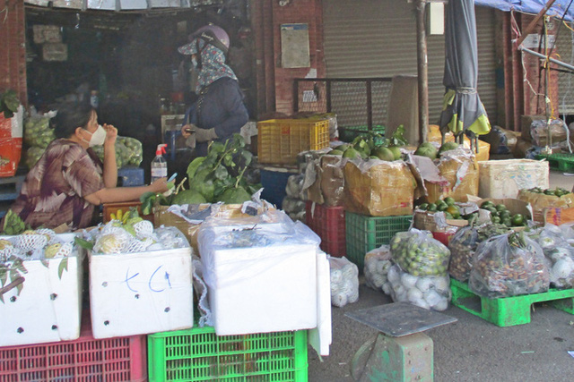 Bưởi da xanh dội chợ, giá rẻ chưa từng thấy - Ảnh 1. Bưởi da xanh dội chợ, giá rẻ chưa từng thấy - Ảnh 1.