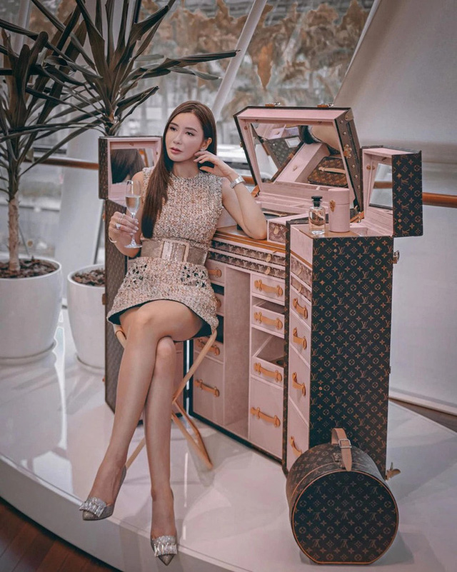 Bà hoàng Hermes chi tiền mua túi Louis Vuitton về để lấp chỗ trống trong tủ và làm 1 chuyện khiến hội nghiện nhà choáng váng - Ảnh 10. Bà hoàng Hermes chi tiền mua túi Louis Vuitton về để lấp chỗ trống trong tủ và làm 1 chuyện khiến hội nghiện nhà choáng váng - Ảnh 10.