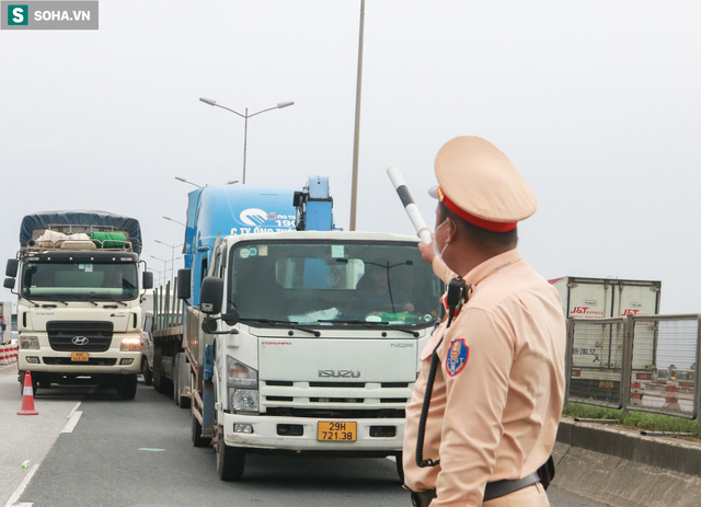 Hà Nội: 4 xe ô tô tông liên hoàn, cầu Thanh Trì ùn tắc 15km - Ảnh 5. Hà Nội: 4 xe ô tô tông liên hoàn, cầu Thanh Trì ùn tắc 15km - Ảnh 5.
