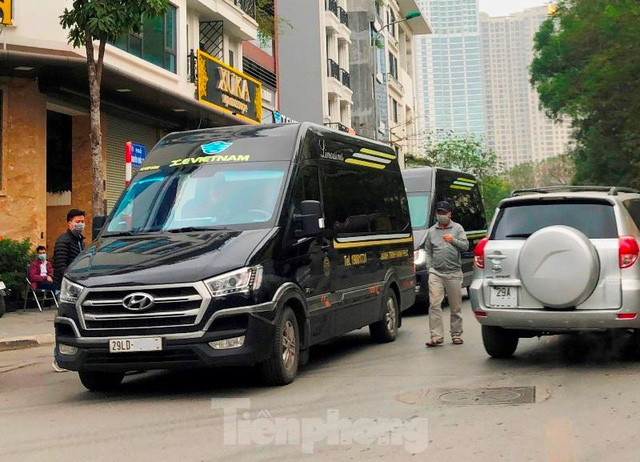 Xe hợp đồng vô tư hoạt động chui trên nhiều địa bàn Hà Nội - Ảnh 1. Xe hợp đồng vô tư hoạt động chui trên nhiều địa bàn Hà Nội - Ảnh 1.