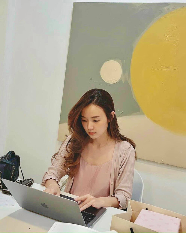 Hậu bán 21 lô đất, Midu tiếp tục khoe không gian công ty riêng: Bày trí tối giản theo mong muốn, nhìn là thấy giàu! - Ảnh 2. Hậu bán 21 lô đất, Midu tiếp tục khoe không gian công ty riêng: Bày trí tối giản theo mong muốn, nhìn là thấy giàu! - Ảnh 2.