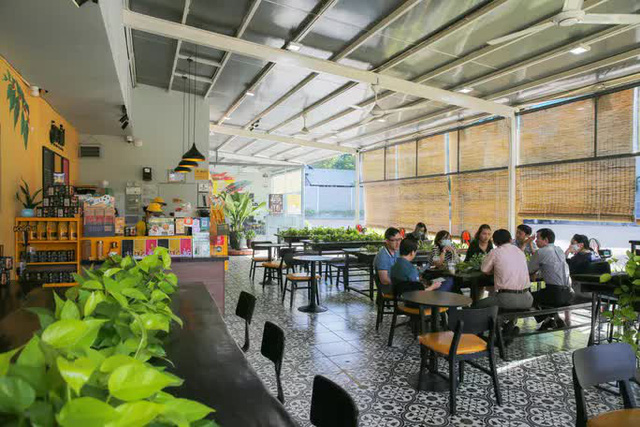 Cận cảnh tưng bừng hàng quán ở TP HCM ngày đầu phục vụ khách tại chỗ - Ảnh 9. Cận cảnh tưng bừng hàng quán ở TP HCM ngày đầu phục vụ khách tại chỗ - Ảnh 9.