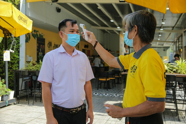 Cận cảnh tưng bừng hàng quán ở TP HCM ngày đầu phục vụ khách tại chỗ - Ảnh 7. Cận cảnh tưng bừng hàng quán ở TP HCM ngày đầu phục vụ khách tại chỗ - Ảnh 7.