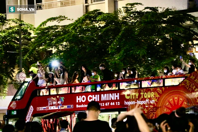Sài Gòn tắc nghẽn chưa từng thấy trong đêm Halloween, CSGT xử phạt không xuể - Ảnh 4. Sài Gòn tắc nghẽn chưa từng thấy trong đêm Halloween, CSGT xử phạt không xuể - Ảnh 4.