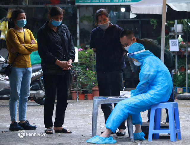 Hà Nội: Lấy mẫu xét nghiệm cho tiểu thương và người dân chợ Khương Đình sau ca dương tính SARS-CoV-2 - Ảnh 2. Hà Nội: Lấy mẫu xét nghiệm cho tiểu thương và người dân chợ Khương Đình sau ca dương tính SARS-CoV-2 - Ảnh 2.
