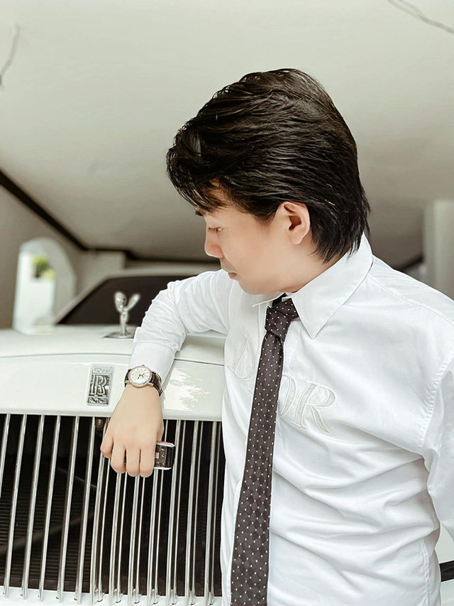 1 thập kỷ thay đổi cách sống ảo của Minh Nhựa: Từ thanh niên đến soái car, từ xuề xoà đến fashionista chính hiệu - Ảnh 40. 1 thập kỷ thay đổi cách sống ảo của Minh Nhựa: Từ thanh niên đến soái car, từ xuề xoà đến fashionista chính hiệu - Ảnh 40.