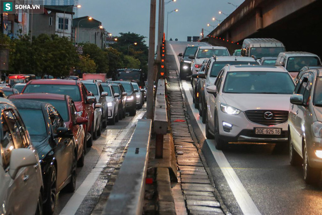 Hà Nội: 4 xe ô tô tông liên hoàn, cầu Thanh Trì ùn tắc 15km - Ảnh 9. Hà Nội: 4 xe ô tô tông liên hoàn, cầu Thanh Trì ùn tắc 15km - Ảnh 9.