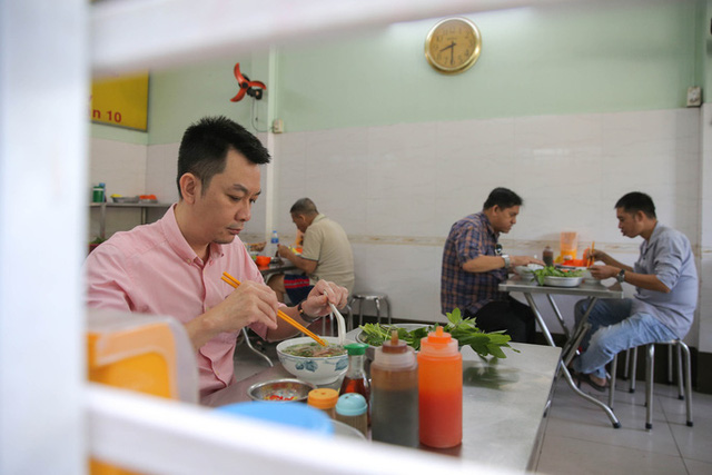 Cận cảnh tưng bừng hàng quán ở TP HCM ngày đầu phục vụ khách tại chỗ - Ảnh 5. Cận cảnh tưng bừng hàng quán ở TP HCM ngày đầu phục vụ khách tại chỗ - Ảnh 5.