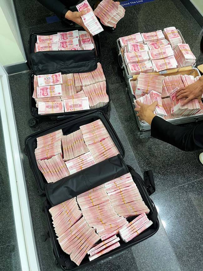 Mâu thuẫn với nhân viên, triệu phú Trung Quốc rút sạch tiền tiết kiệm và bắt ngân hàng đếm tay 50.000 tờ tiền - Ảnh 1. Mâu thuẫn với nhân viên, triệu phú Trung Quốc rút sạch tiền tiết kiệm và bắt ngân hàng đếm tay 50.000 tờ tiền - Ảnh 1.