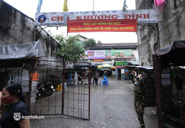 Hà Nội: Lấy mẫu xét nghiệm cho tiểu thương và người dân chợ Khương Đình sau ca dương tính SARS-CoV-2 - Ảnh 3. Hà Nội: Lấy mẫu xét nghiệm cho tiểu thương và người dân chợ Khương Đình sau ca dương tính SARS-CoV-2 - Ảnh 3.