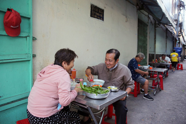 Cận cảnh tưng bừng hàng quán ở TP HCM ngày đầu phục vụ khách tại chỗ - Ảnh 3. Cận cảnh tưng bừng hàng quán ở TP HCM ngày đầu phục vụ khách tại chỗ - Ảnh 3.