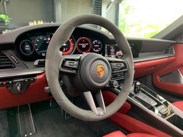 Soi Porsche 911 Carrera S Cabriolet độc nhất của đại gia Việt: Tiền đồ chơi ngang Mercedes E 300, vô-lăng ngang giá Honda SH - Ảnh 2. Soi Porsche 911 Carrera S Cabriolet độc nhất của đại gia Việt: Tiền đồ chơi ngang Mercedes E 300, vô-lăng ngang giá Honda SH - Ảnh 2.