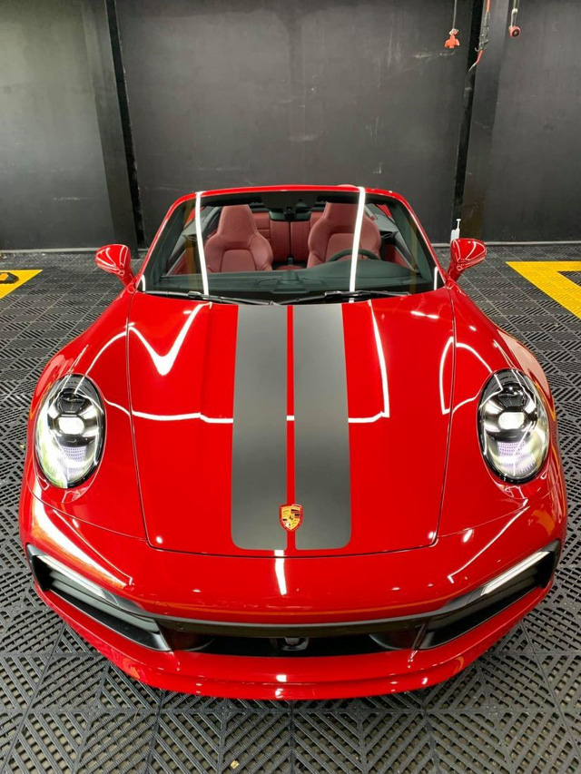 Soi Porsche 911 Carrera S Cabriolet độc nhất của đại gia Việt: Tiền đồ chơi ngang Mercedes E 300, vô-lăng ngang giá Honda SH - Ảnh 3. Soi Porsche 911 Carrera S Cabriolet độc nhất của đại gia Việt: Tiền đồ chơi ngang Mercedes E 300, vô-lăng ngang giá Honda SH - Ảnh 3.