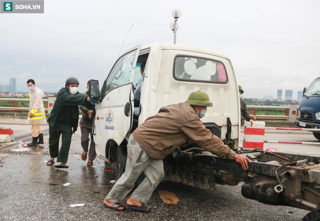 Hà Nội: 4 xe ô tô tông liên hoàn, cầu Thanh Trì ùn tắc 15km - Ảnh 4. Hà Nội: 4 xe ô tô tông liên hoàn, cầu Thanh Trì ùn tắc 15km - Ảnh 4.