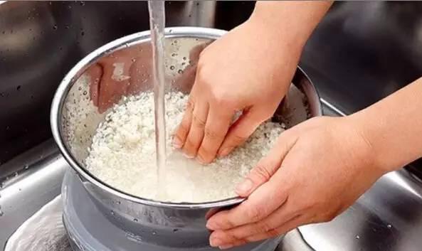 Cần bỏ ngay những thói quen vo gạo vô cùng độc hại này kẻo làm lãng phí dinh dưỡng hoặc gây bệnh ung thư - Ảnh 2. Cần bỏ ngay những thói quen vo gạo vô cùng độc hại này kẻo làm lãng phí dinh dưỡng hoặc gây bệnh ung thư - Ảnh 2.