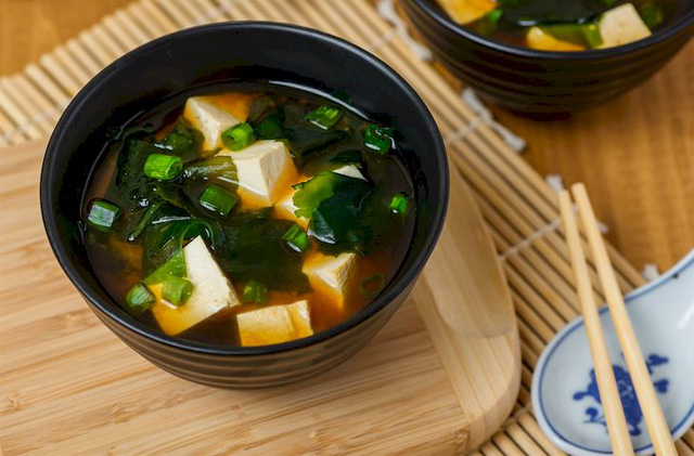 Trên bàn ăn, phụ nữ Nhật luôn tuân thủ 5 quy tắc này để kéo dài thanh xuân và nâng cao sức khỏe, ai biết cũng tiếc vì không làm sớm - Ảnh 2. Trên bàn ăn, phụ nữ Nhật luôn tuân thủ 5 quy tắc này để kéo dài thanh xuân và nâng cao sức khỏe, ai biết cũng tiếc vì không làm sớm - Ảnh 2.