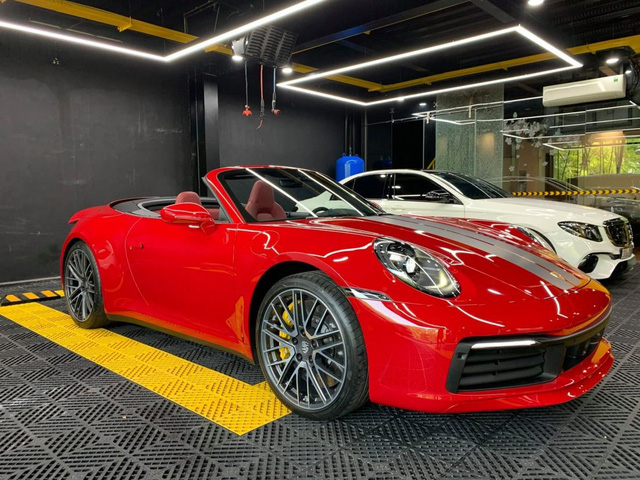 Soi Porsche 911 Carrera S Cabriolet độc nhất của đại gia Việt: Tiền đồ chơi ngang Mercedes E 300, vô-lăng ngang giá Honda SH - Ảnh 1. Soi Porsche 911 Carrera S Cabriolet độc nhất của đại gia Việt: Tiền đồ chơi ngang Mercedes E 300, vô-lăng ngang giá Honda SH - Ảnh 1.
