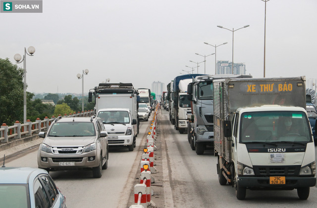 Hà Nội: 4 xe ô tô tông liên hoàn, cầu Thanh Trì ùn tắc 15km - Ảnh 6. Hà Nội: 4 xe ô tô tông liên hoàn, cầu Thanh Trì ùn tắc 15km - Ảnh 6.