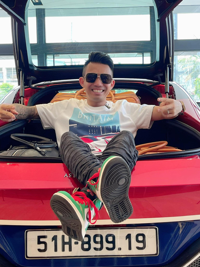 1 thập kỷ thay đổi cách sống ảo của Minh Nhựa: Từ thanh niên đến soái car, từ xuề xoà đến fashionista chính hiệu - Ảnh 29. 1 thập kỷ thay đổi cách sống ảo của Minh Nhựa: Từ thanh niên đến soái car, từ xuề xoà đến fashionista chính hiệu - Ảnh 29.
