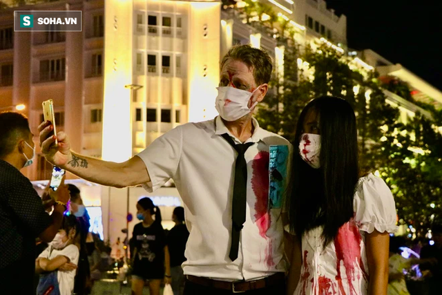 Sài Gòn tắc nghẽn chưa từng thấy trong đêm Halloween, CSGT xử phạt không xuể - Ảnh 7. Sài Gòn tắc nghẽn chưa từng thấy trong đêm Halloween, CSGT xử phạt không xuể - Ảnh 7.