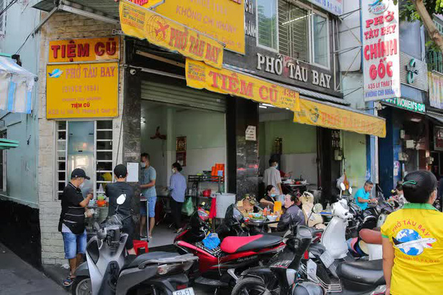 Cận cảnh tưng bừng hàng quán ở TP HCM ngày đầu phục vụ khách tại chỗ - Ảnh 1. Cận cảnh tưng bừng hàng quán ở TP HCM ngày đầu phục vụ khách tại chỗ - Ảnh 1.