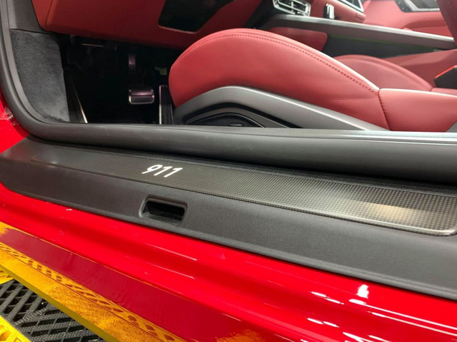 Soi Porsche 911 Carrera S Cabriolet độc nhất của đại gia Việt: Tiền đồ chơi ngang Mercedes E 300, vô-lăng ngang giá Honda SH - Ảnh 8. Soi Porsche 911 Carrera S Cabriolet độc nhất của đại gia Việt: Tiền đồ chơi ngang Mercedes E 300, vô-lăng ngang giá Honda SH - Ảnh 8.